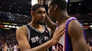 Ein legendärer Moment: Spurs-Legende Tim Duncan zollt Amar'e Stoudemire nach gewonnener Serie seinen Respekt.