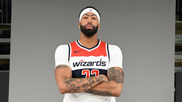 Anthony Davis im Trikot der Wizards beim Media Day.