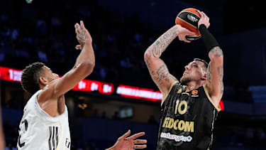 Daniel Theis hatte einen schweren Stand gegen Edy Tavares.