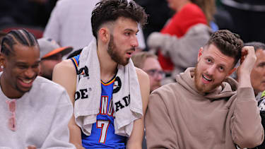 Der deutsche Nationalspieler Isaiah Hartenstein (re.) mit seinen beiden OKC-Teamkollegen Shai Gilgeous-Alexander (li.) und Chet Holmgren (mi.).