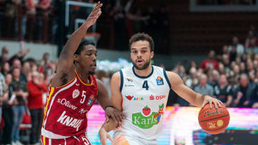 Marcus Carr gegen Elias Baguette.