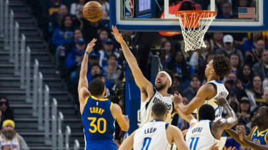 Stephen Curry gegen seinen ehemaligen Teamkollegen Klay Thompson.