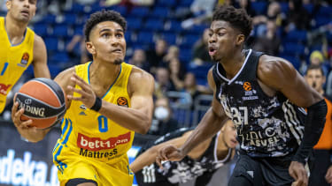 Berlins Maodo Lo im Duell mit Kostas Antetokounmpo (re.).