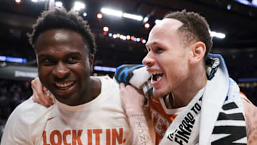 Der Münchner Declan Duru Jr. (li.) bejubelt den Überraschungssieg seiner Longhorns gegen Gonzaga.