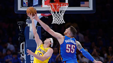 Austin Reaves wird von Isaiah Hartenstein geblockt.