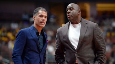 Jeanie Buss entmachtete ihren Bruder Jim und übergab die sportliche Verantwortung bei den Lakers an Magic Johnson (r.) und Rob Pelinka (l.).