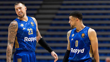 Daniel Theis (l.) und Iffe Lundberg während des Spiels zwischen Maccabi Tel Aviv und Besiktas Istanbul.