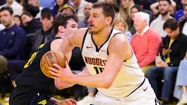 (260223) -- SAN FRANCISCO, Feb. 23, 2026 -- Nikola Jokic (R) of Denver Nuggets vies for the ball during the 2025-2026 NBA, Basketball Herren, USA regular season game between Golden State Warriors and Denver Nuggets in San Francisco, the United States, Feb. 22, 2026. (Photo by Xinhua) (SP)U.S.-SAN FRANCISCO-BASKETBALL-NBA-WARRIORS VS NUGGETS ArthurxDong PUBLICATIONxNOTxINxCHN