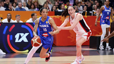 Die beste Verteidigerin Gabby Williams (l.) im Duell mit der besten Spielerin des Turniers Breanna Stewart.