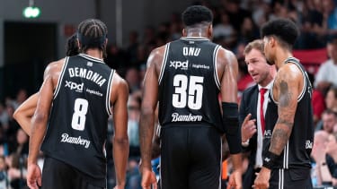 Die Bamberger Demarcus Demonia, EJ Onu und Ibi Watson um Trainer Anton Gavel.