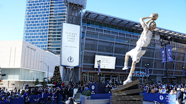 Vor dem American Airlines Center steht eine Statue von Dirk Nowitzki.