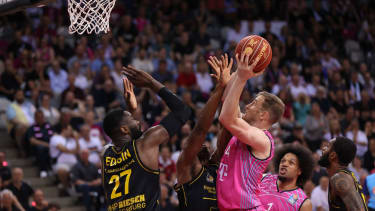 Bonns Thomas Kennedy schließt ab.