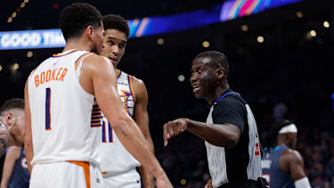 Devin Booker und Schiedsrichter James Williams gerieten in Spiel 2 aneinander.