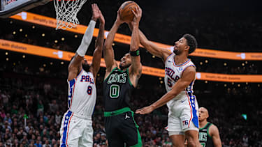 Jayson Tatum gegen die Defense der Sixers.