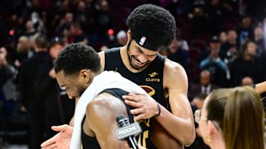 Donovan Mitchell und Jarett Allen freuen sich über den Sieg der Cleveland Cavaliers.
