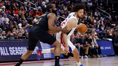 Cade Cunningham im Duell mit James Harden.