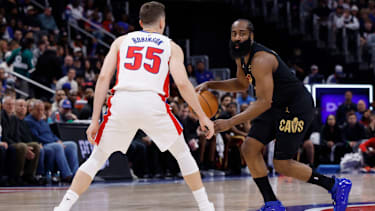 Duncan Robinson verteidigt James Harden.