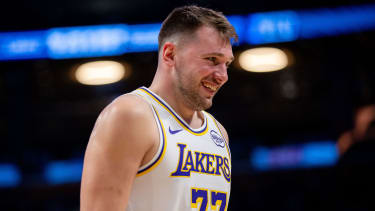 Luka Doncic traf beim Sieg der Lakers einen wilden Dreier.