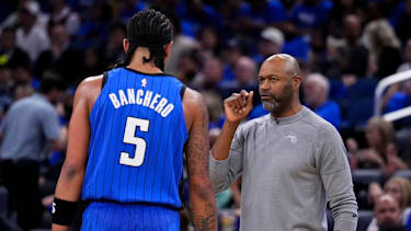 Magic-Coach Jamahl Mosley im Austauch mit Paolo Banchero.
