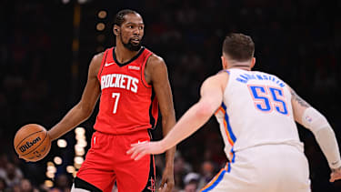 Kevin Durant und der deutsche Center Isaiah Hartenstein.