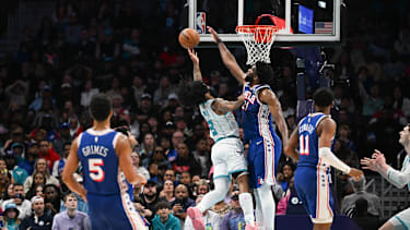 Joel Embiid gelangen zwei Blocks im Spiels gegen die Hornets.