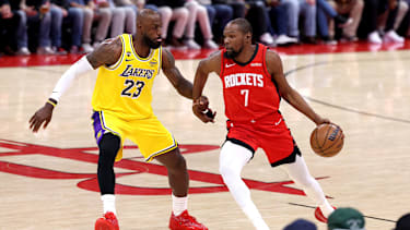 Zwei Superstars treffen direkt aufeinander: LeBron James und Kevin Durant.