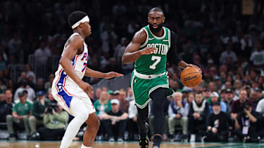 Bald Teamkollegen: VJ Edgecombe von den Sixers im Duell mit Jaylen Brown.