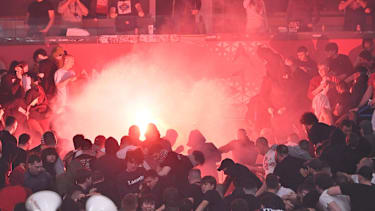 Eine Auseinandersetzung zwischen Fans und Polizei sorgten vor dem Spiel für Aufsehen.