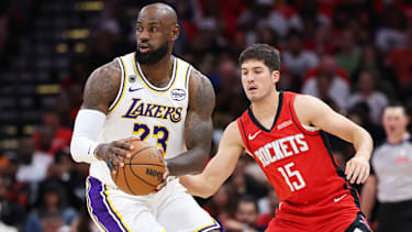 Hatte einen schweren Stand gegen die aggressiven Rockets: LeBron James.