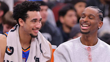 Jared McCain im Gespräch mit Shai Gilgeous-Alexander.