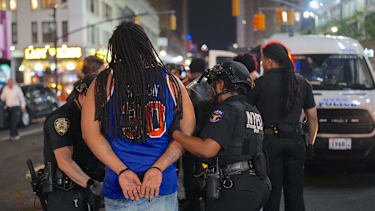 In New Yorks Innenstadt kam es nach Spiel 4 der Knicks gegen die Spurs zu Ausschreitungen.