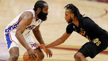 Tauschen die Teams: James Harden und Darius Garland.