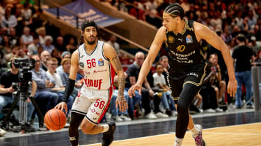 BBL-MVP, Jhivvan Jackson. im Duell mit dem besten Nachwuchsspieler der Saison, Sananda Fru.