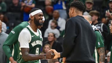 Bobby Portis jubelt mit dem verletzten Giannis Antetokounmpo gegen die Celtics.
