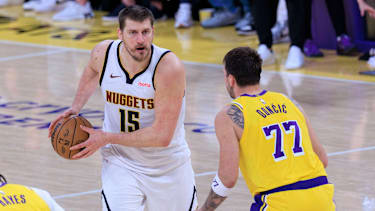 Nikola Jokic (l.) will in der kommenden NBA-Saison mit den Nuggets neu angreifen.