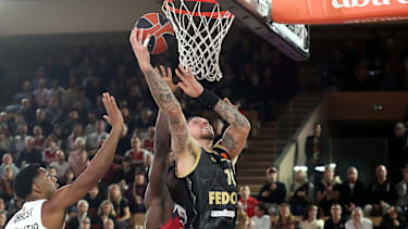Daniel Theis gegen Baskonia