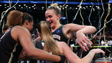 Leonie Fiebich (r.) hat in ihrer ersten WNBA-Saison gleich den Titel gewonnen.