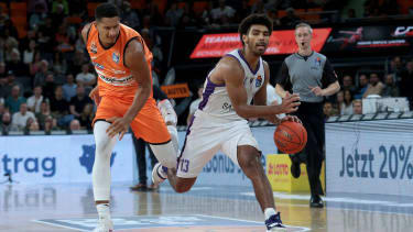 05.10.2022, ratiopharm Arena, Germany, Neu Ulm, ratiopharm ulm vs BG Goettingen - Basketball Bundesliga, Karim Jallow (ratiopharm ulm) und Mark Smith (BG Goettingen) im Zweikampf (Foto H. Langer) ratiopharm Arena Neu Ulm Germany *** 05 10 2022, ratiopharm Arena, Germany, Neu Ulm, ratiopharm ulm vs BG Goettingen Basketball Bundesliga, Karim Jallow ratiopharm ulm and Mark Smith BG Goettingen in duel Photo H Langer ratiopharm Arena Neu Ulm Germany PUBLICATIONxINxGERxSUIxAUTxONLY 541_ULMBGG20221005_077 Langer-541