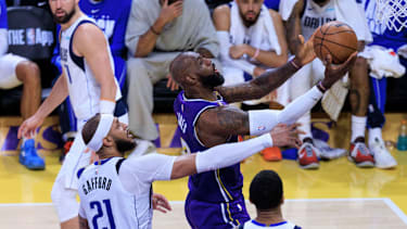 February 12, 2026, Los Angeles, California, USA: LeBron James 23 of the Los Angeles Lakers performs a layup as Daniel Gafford 21 of the Dallas Mavericks defends the basket during their regular season NBA, Basketball Herren, USA game on Thursday February 12, 2026 at Crypto.com Arena in Los Angeles, California. Lakers defeat Mavericks, 124-104. ARIANA RUIZ PI Lakers Vs. Mavericks PUBLICATIONxINxGERxSUIxAUTxONLY - ZUMAp124 20260212_zaa_p124_088 Copyright: xArianaxRuizx