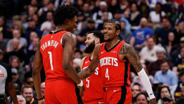 Die Houston Rockets um Amen Thompson (1), Jalen Green (4), und Fred VanVleet (5).