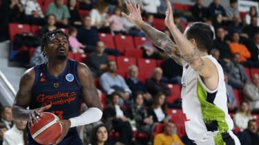 Dorukhan Engindeniz (re.) von Manisa Buyuksehir Belediyespor gegen Tajuan Agee im FIBA Europe Cup in Manisa