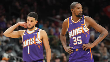Die Phoenix Suns um ihre Superstars Devin Booker (1) und Kevin Durant (35) zahlen die höchsten Gehälter der NBA.