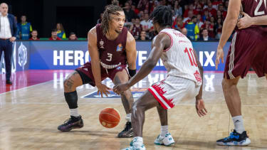 Bayern Carsen Edwards beim Dribbling.