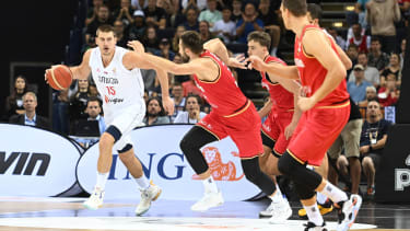 In seinem Element: Nikola Jokic (li.) leitet den Angriff ein.
