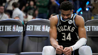 Giannis Antetokounmpo musste verletzt vom Parkett.