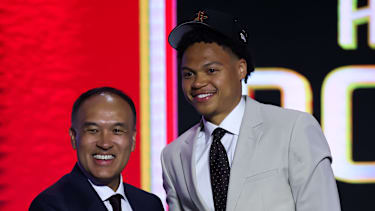 Jack Kayil mit Mark Tatum nachdem er an Position 39 gepickt wurde.
