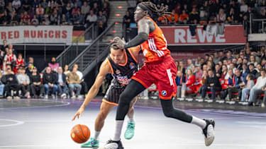 Ex-Münchner Nelson Weidemann im Duell mit Wenyen Gabriel.