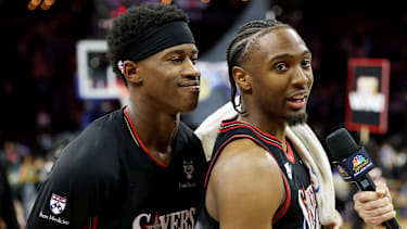 VJ Edgecombe (li.) und Tyrese Maxey (re.) genießen in der ersten Play-In-Runde gegen Orlando Heimvorteil.