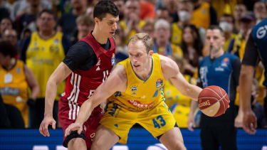 Albas Luke Sikma (re.) gegen Bayerns Vladimir Lucic.