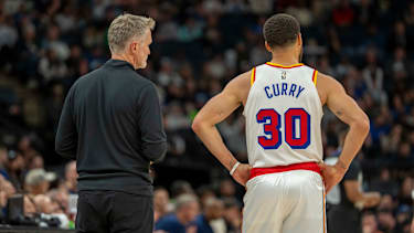 Steve Kerr trainiert Stephen Curry bei den Golden State Warriors.